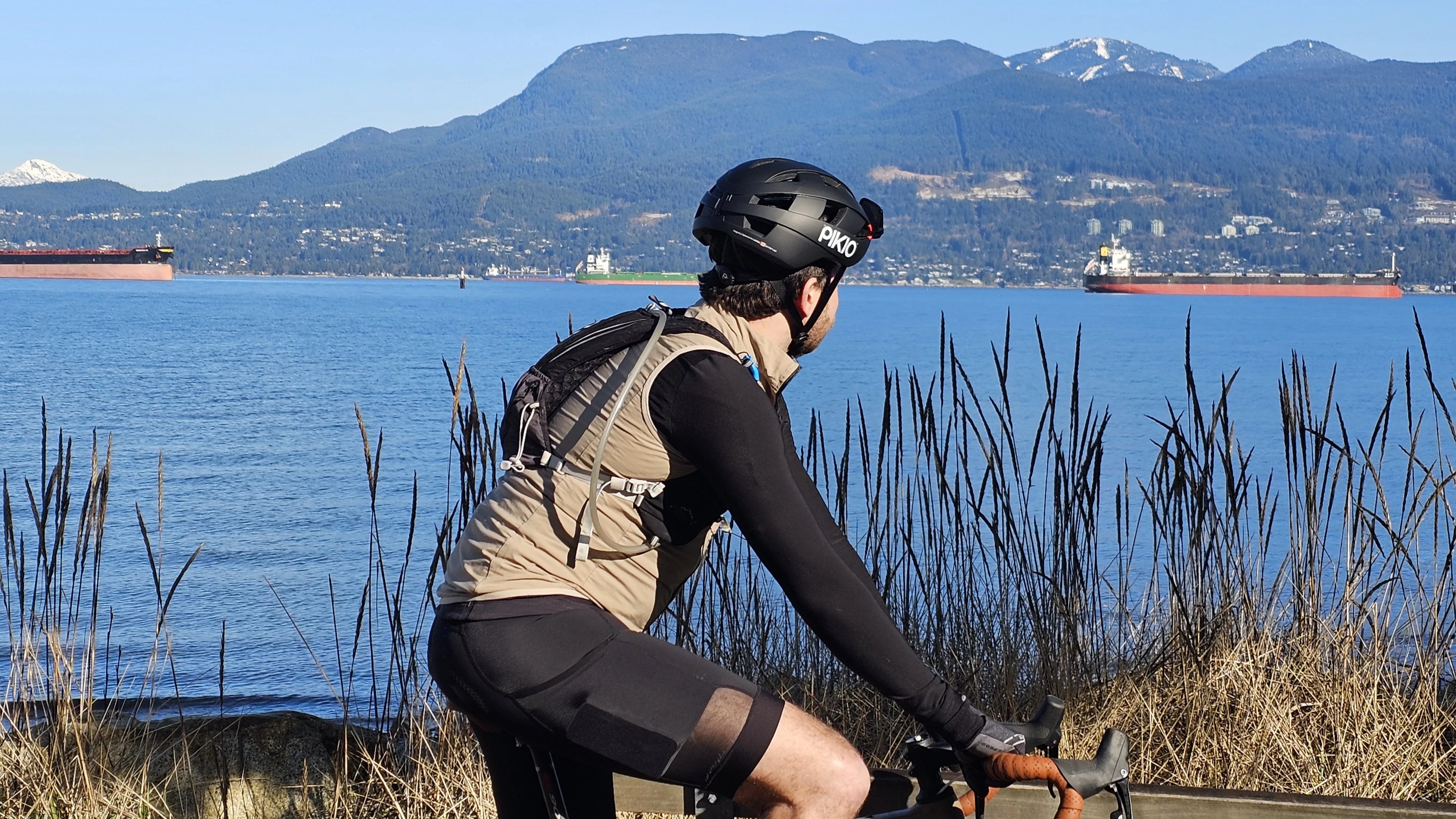 Cyclist with PIKIO Si Helmet is biking along the ocean