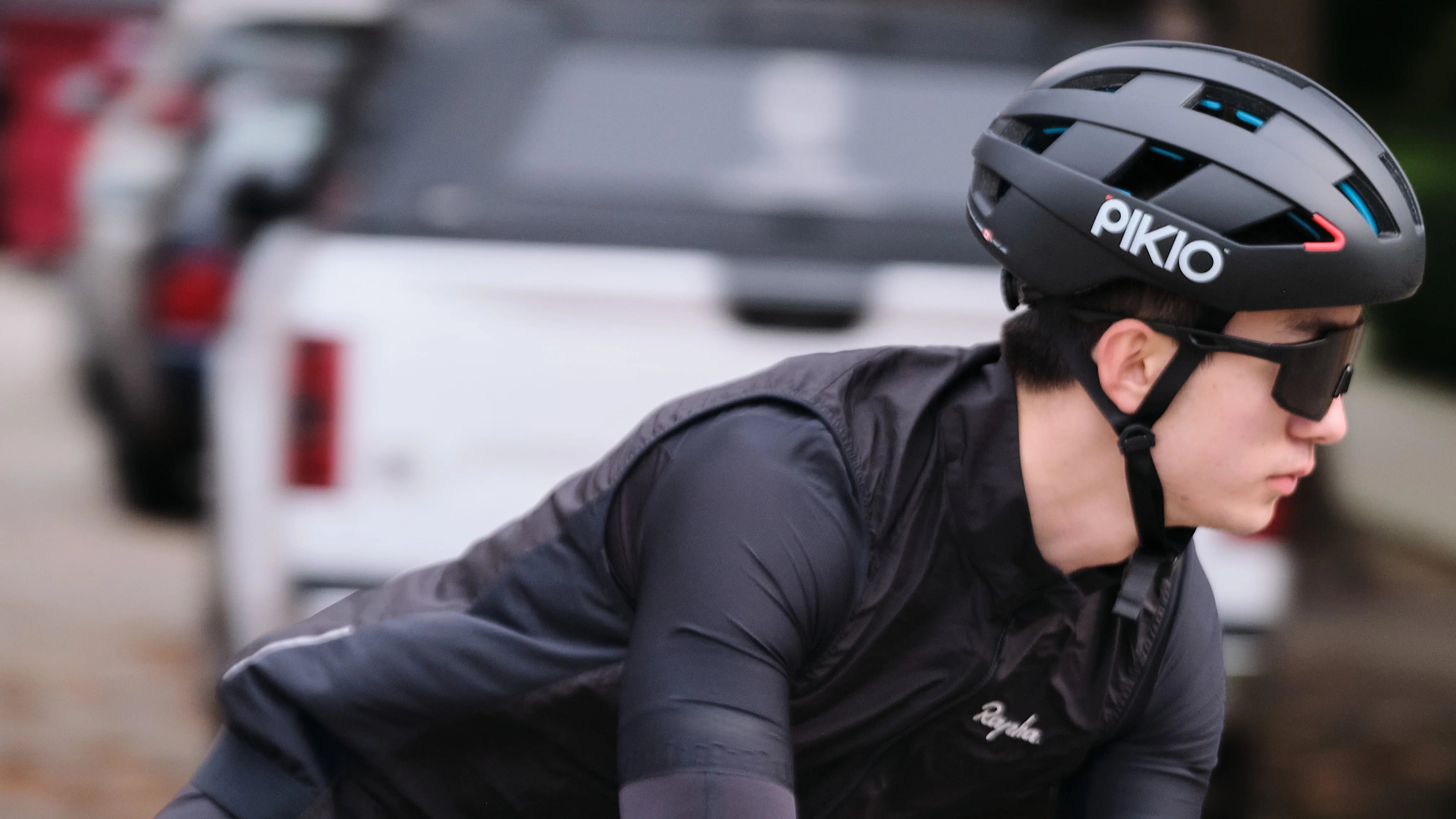 Cyclist wearing a black PIKIO Si helmet