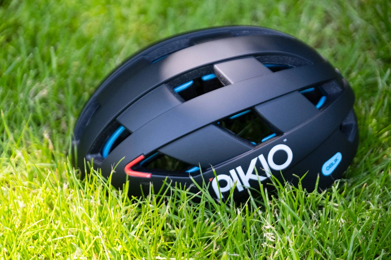 Black helmet PIKIO Si helmet on grass