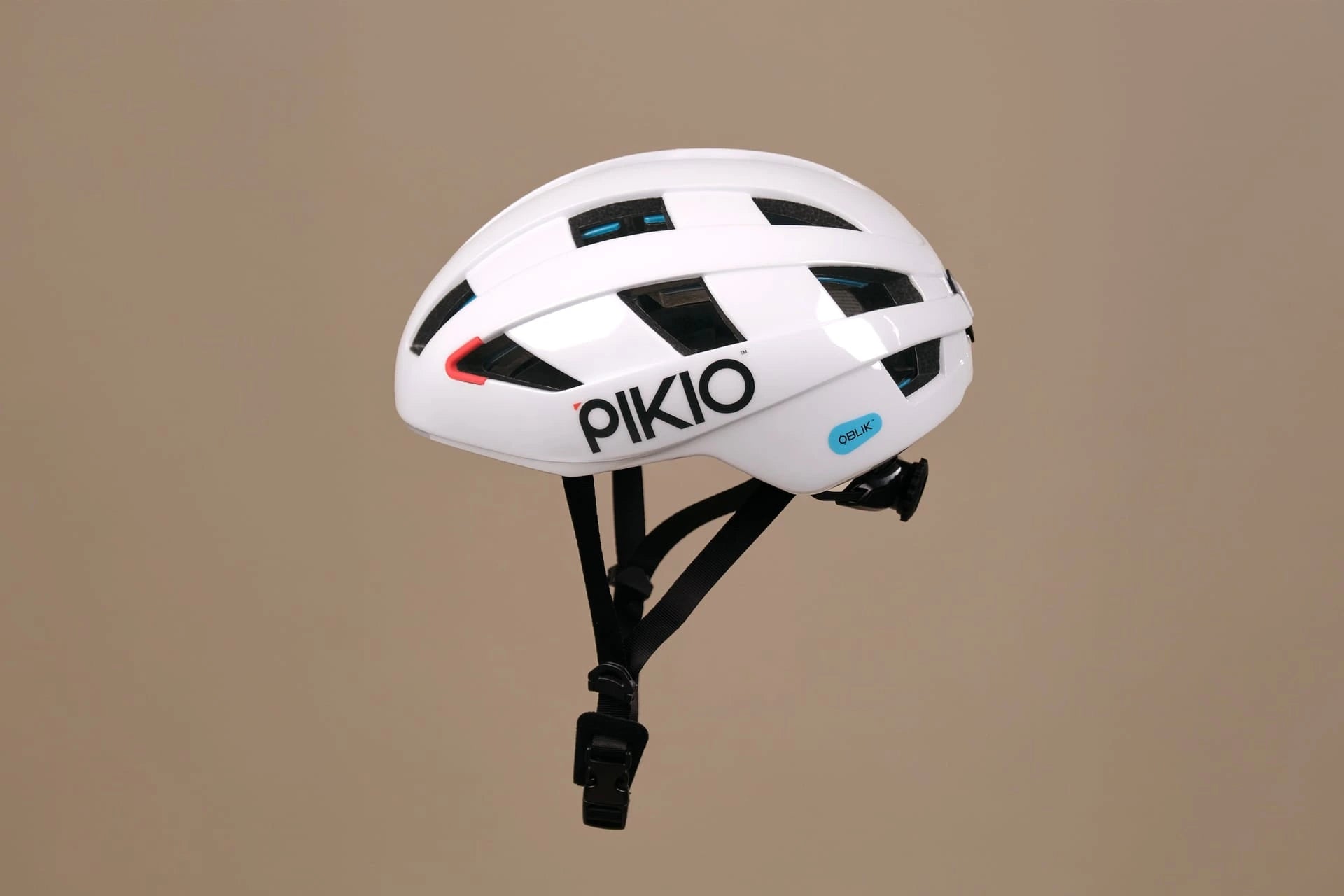 White PIKIO Si with black accents and OBLIK technology on a beige background