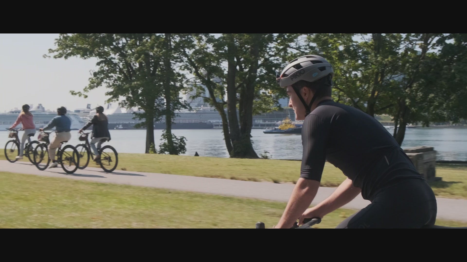 Load video: A cyclist riding with PIKIO Si helmet.