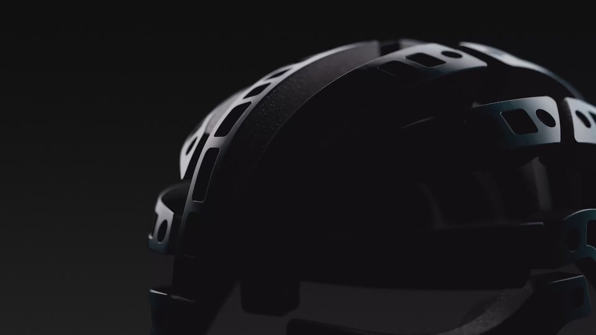 Load video: Animation describing the reinforcing layers the PIKIO Si helmet